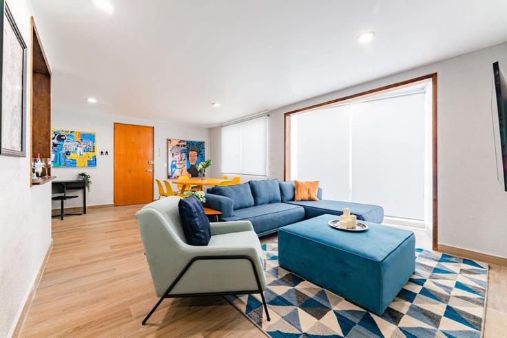 Elegant gestaltetes Wohnzimmer mit moderner Einrichtung in einer Wohnung im Building Avenida Yucatán - viva-houses-beyond-corp - 1592269 in Mexico City, Mexico City