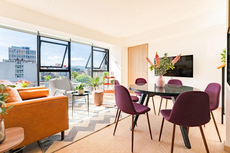 Elegante sala de estar con mobiliario moderno en un apartamento en Building Calle Bajío - viva-houses-beyond-corp - 1592273 en Mexico City, Mexico City