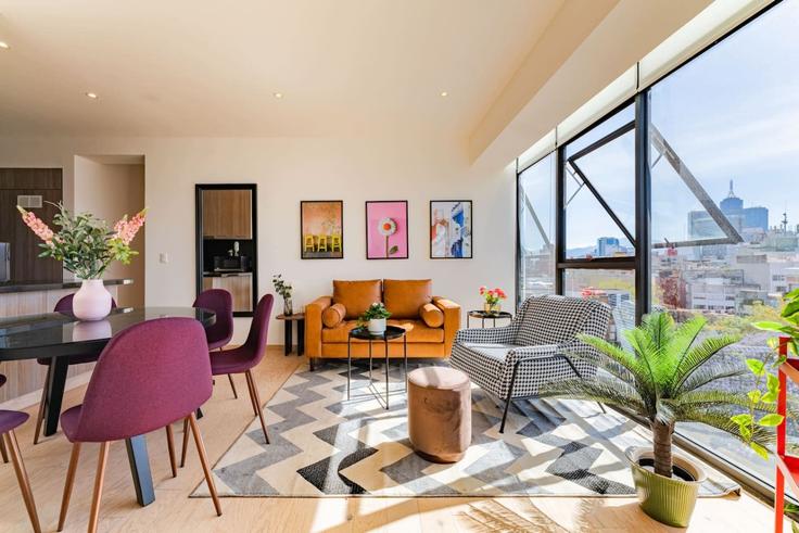 Sala de estar elegantemente projetada com móveis modernos em um apartamento no Building Calle Bajío - viva-houses-beyond-corp - 1592273 em Mexico City, Mexico City