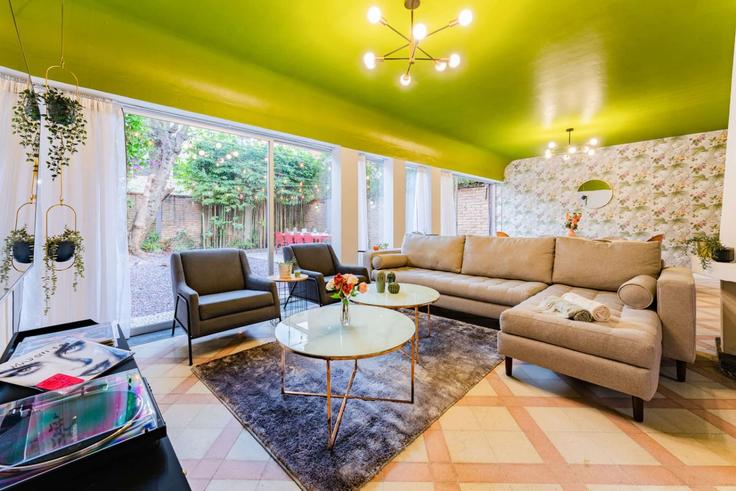 Mexico City, Mexico City에 위치한 Building Shakespeare - viva-houses-beyond-corp - 1592274 유닛의 세련된 인테리어가 돋보이는 거실
