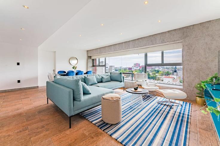 Mexico City, Mexico City에 위치한 Building Liverpool - viva-houses-beyond-corp - 1592277 유닛의 세련된 인테리어가 돋보이는 거실 Mexico City, Mexico City에 위치한 Building Liverpool - viva-houses-beyond-corp - 1592277 유닛의 세련된 인테리어가 돋보이는 거실