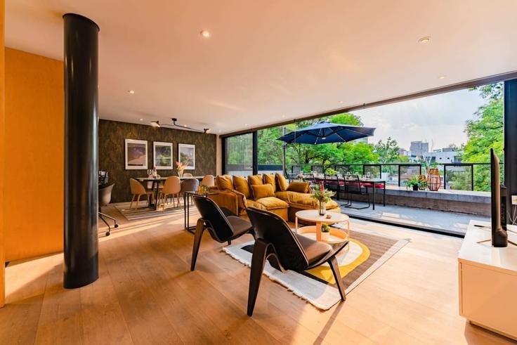 Mexico City, Mexico City에 위치한 Building Aristóteles - viva-houses-beyond-corp - 1592279 유닛의 세련된 인테리어가 돋보이는 거실 Mexico City, Mexico City에 위치한 Building Aristóteles - viva-houses-beyond-corp - 1592279 유닛의 세련된 인테리어가 돋보이는 거실