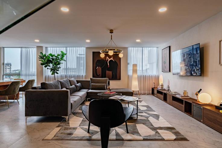 Sala de estar elegantemente projetada com móveis modernos em um apartamento no Building Tepic - viva-houses-beyond-corp - 1592281 em Mexico City, Mexico City