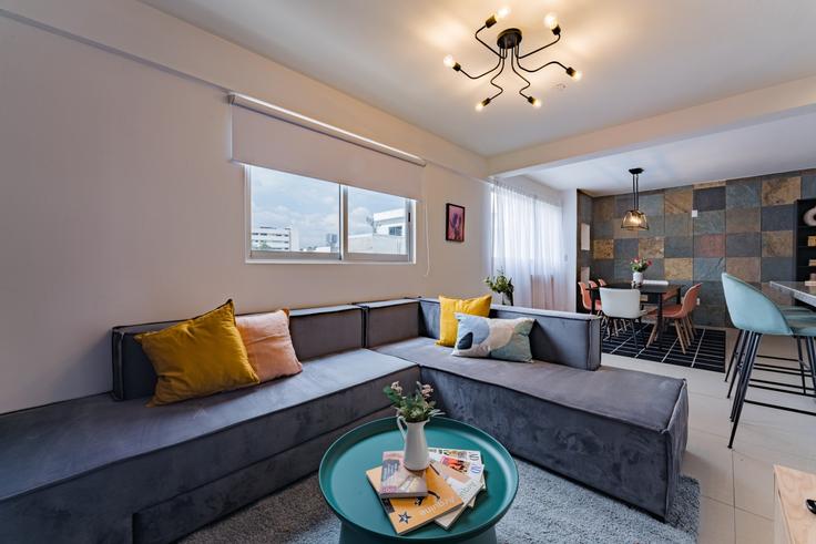 Elegant gestaltetes Wohnzimmer mit moderner Einrichtung in einer Wohnung im Building Avenida Álvaro Obregón - viva-houses-beyond-corp - 1592283 in Mexico City, Mexico City