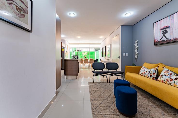 Elegant gestaltetes Wohnzimmer mit moderner Einrichtung in einer Wohnung im Building San Luis Potosí - viva-houses-beyond-corp - 1592284 in Mexico City, Mexico City Elegant gestaltetes Wohnzimmer mit moderner Einrichtung in einer Wohnung im Building San Luis Potosí - viva-houses-beyond-corp - 1592284 in Mexico City, Mexico City