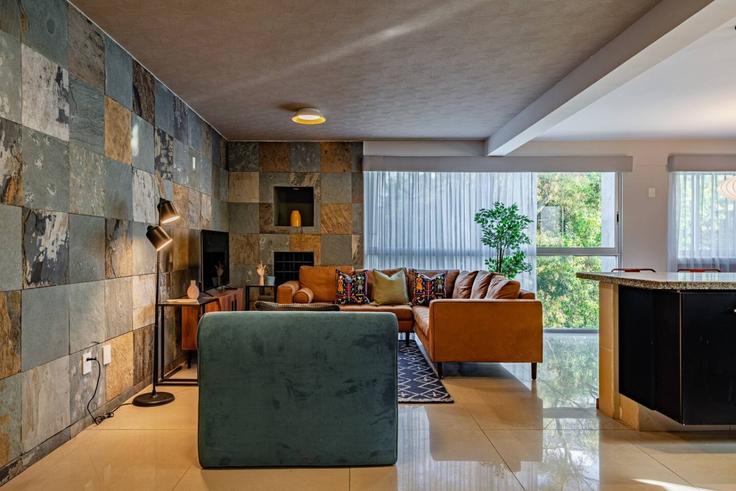 Mexico City Mexico CityのBuilding Avenida Álvaro Obregón - viva-houses-beyond-corp - 1603933のアパートメントにある、モダンな家具を備えたエレガントなデザインのリビングルーム Mexico City Mexico CityのBuilding Avenida Álvaro Obregón - viva-houses-beyond-corp - 1603933のアパートメントにある、モダンな家具を備えたエレガントなデザインのリビングルーム