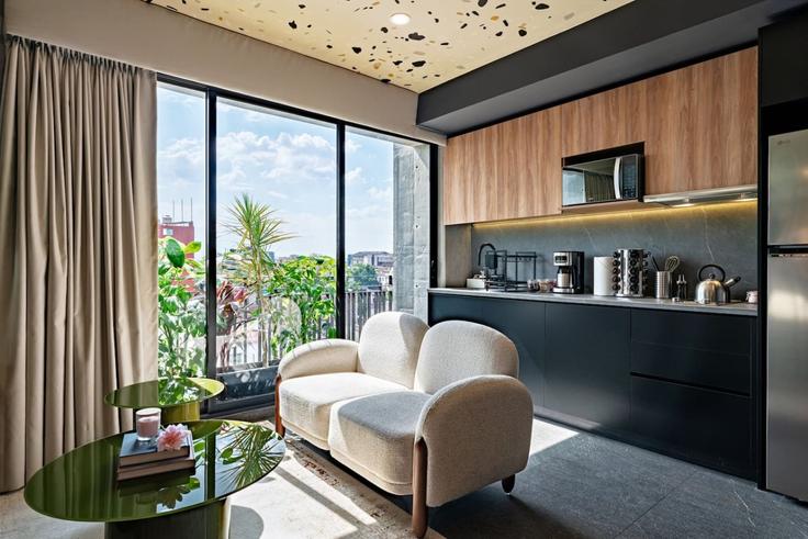 Sala de estar elegantemente projetada com móveis modernos em um apartamento no Building José María Iglesias - viva-houses-beyond-corp - 1603934 em Mexico City, Mexico City Sala de estar elegantemente projetada com móveis modernos em um apartamento no Building José María Iglesias - viva-houses-beyond-corp - 1603934 em Mexico City, Mexico City