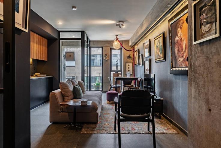 Elegante sala de estar con mobiliario moderno en un apartamento en Building José María Iglesias - viva-houses-beyond-corp - 1608664 en Mexico City, Mexico City