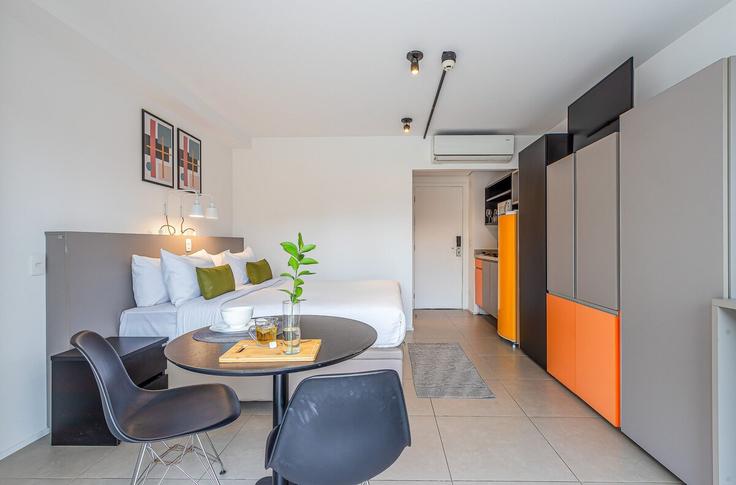 Sala de estar elegantemente projetada com móveis modernos em um apartamento no Building Rua Gomes de Carvalho - viva - 1521135 em Vila Olímpia, São Paulo