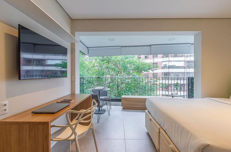 Elegante sala de estar con mobiliario moderno en un apartamento en Building Avenida Santo Amaro - viva - 1521133 en Vila Nova Conceição, São Paulo