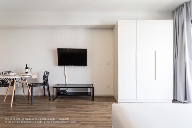 Sala de estar elegantemente projetada com móveis modernos em um apartamento no Building Rua Aguiar de Barros - viva - 1521120 em Bela Vista, São Paulo