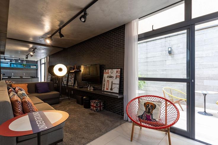 Sala de estar elegantemente projetada com móveis modernos em um apartamento no Building Rua Francisca Miquelina - viva - 1521123 em Bela Vista, São Paulo
