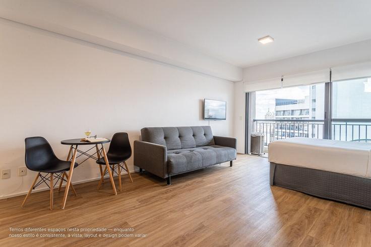 Sala de estar elegantemente projetada com móveis modernos em um apartamento no Building Rua Aguiar de Barros - viva - 1521130 em Bela Vista, São Paulo