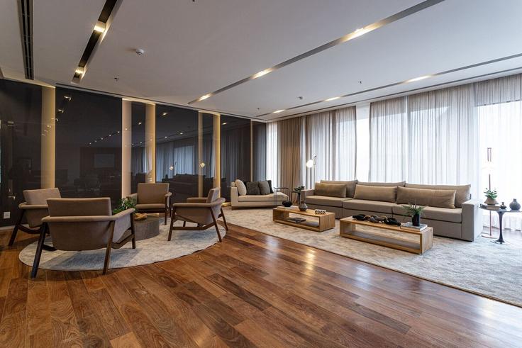 Elegant gestaltetes Wohnzimmer mit moderner Einrichtung in einer Wohnung im Building Rua Estouvado - viva - 1521155 in Jardim Everest, São Paulo