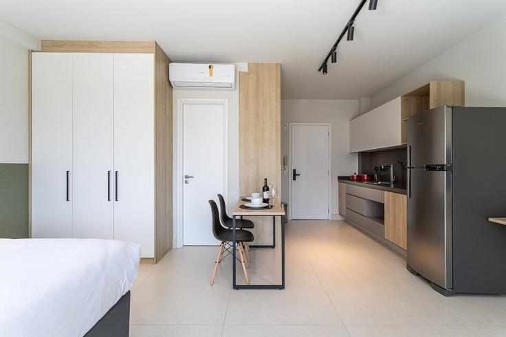 Elegante sala de estar con mobiliario moderno en un apartamento en Building Rua João Cachoeira - viva - 1521241 en Vila Nova Conceição, São Paulo