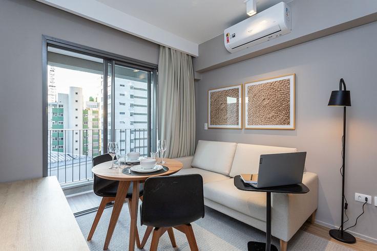 São Paulo Cerqueira CésarのBuilding Rua Haddock Lobo - viva - 1521216のアパートメントにある、モダンな家具を備えたエレガントなデザインのリビングルーム