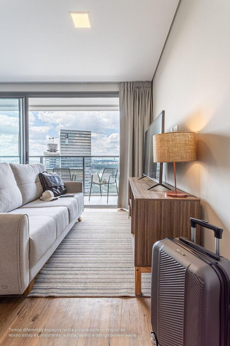 Elegant gestaltetes Wohnzimmer mit moderner Einrichtung in einer Wohnung im Building Avenida Eusébio Matoso - viva - 1521218 in Jardim Everest, São Paulo