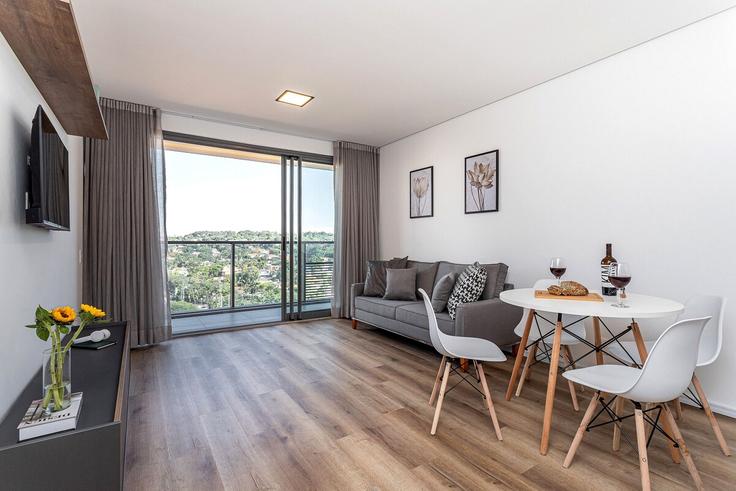 Building Rua Estouvado - viva - 1521255 adresindeki bir dairede modern mobilyalarla zarif bir şekilde tasarlanmış oturma odası Jardim Everest, São Paulo Building Rua Estouvado - viva - 1521255 adresindeki bir dairede modern mobilyalarla zarif bir şekilde tasarlanmış oturma odası Jardim Everest, São Paulo