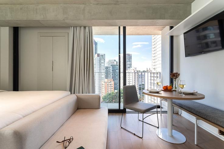 Sala de estar elegantemente projetada com móveis modernos em um apartamento no Building Praça Rafael Sapienza - viva - 1521259 em Jardim das Bandeiras, São Paulo