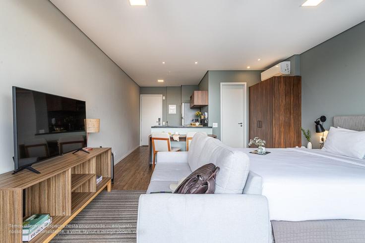 Elegant gestaltetes Wohnzimmer mit moderner Einrichtung in einer Wohnung im Building Rua Estouvado - viva - 1521238 in Jardim Everest, São Paulo