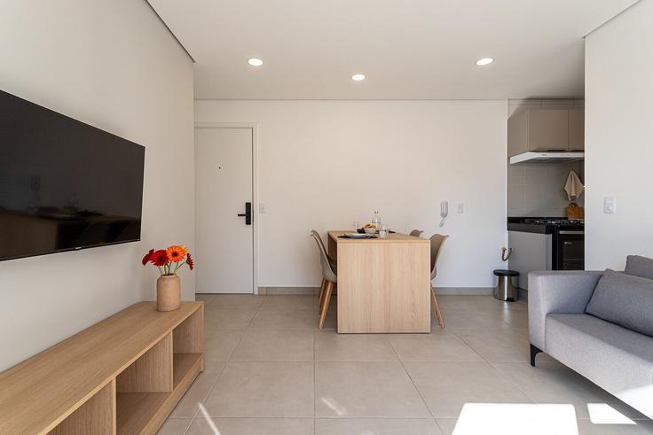 Sala de estar elegantemente projetada com móveis modernos em um apartamento no Building Avenida Vieira de Carvalho - viva - 1521304 em República, São Paulo
