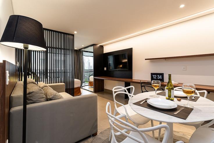São Paulo Vila Nova ConceiçãoのBuilding Rua Professor Filadelfo Azevedo - viva - 1521319のアパートメントにある、モダンな家具を備えたエレガントなデザインのリビングルーム