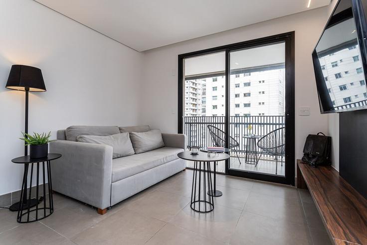 Elegante sala de estar con mobiliario moderno en un apartamento en Building Rua João Lourenço - viva - 1521337 en Vila Nova Conceição, São Paulo
