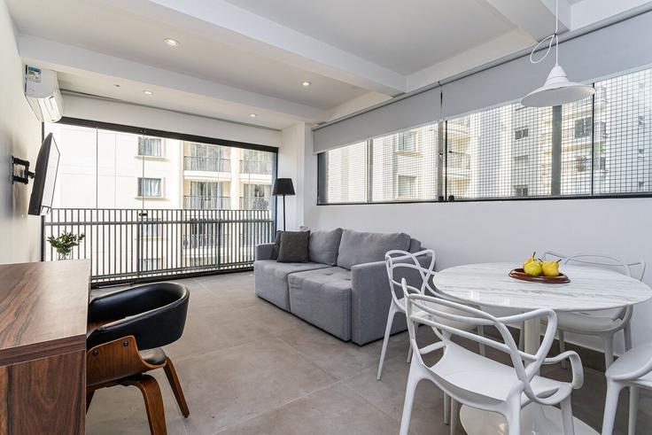 Elegante sala de estar con mobiliario moderno en un apartamento en Building Rua Bastos Pereira - viva - 1521316 en Vila Nova Conceição, São Paulo