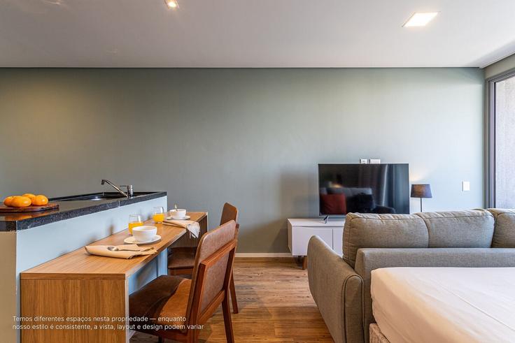 Elegant gestaltetes Wohnzimmer mit moderner Einrichtung in einer Wohnung im Building Rua Henrique da Cunha - viva - 1521092 in Jardim Everest, São Paulo