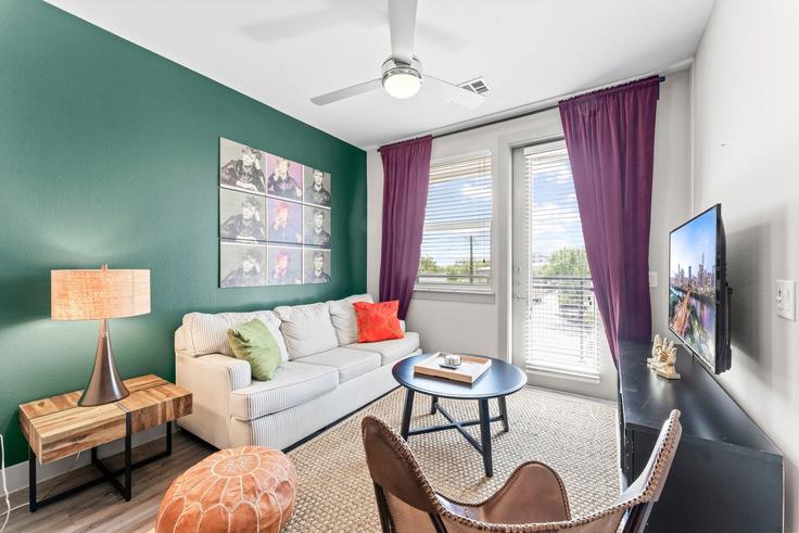 Elegant gestaltetes Wohnzimmer mit moderner Einrichtung in einer Wohnung im Building East Riverside Drive - vivant - 1462788 in Austin, Austin Elegant gestaltetes Wohnzimmer mit moderner Einrichtung in einer Wohnung im Building East Riverside Drive - vivant - 1462788 in Austin, Austin
