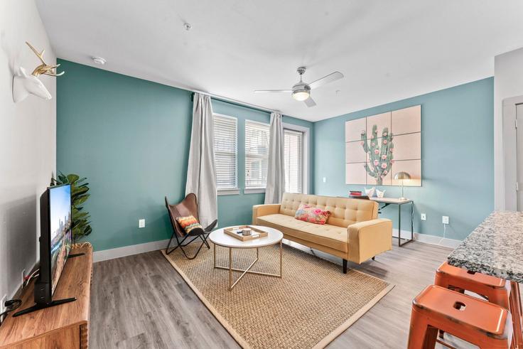 Elegante sala de estar con mobiliario moderno en un apartamento en Building East Riverside Drive - vivant - 1462810 en Austin, Austin
