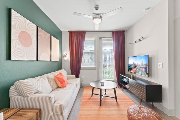 Building East Riverside Drive - vivant - 1462815 adresindeki bir dairede modern mobilyalarla zarif bir şekilde tasarlanmış oturma odası Austin, Austin