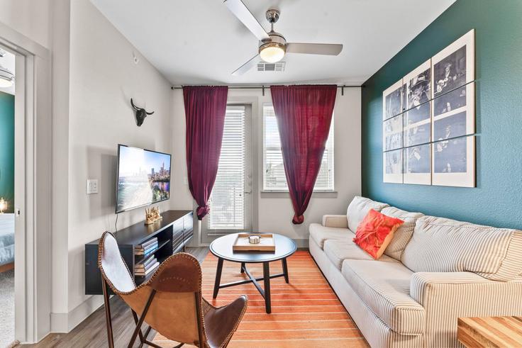 Building East Riverside Drive - vivant - 1462822 adresindeki bir dairede modern mobilyalarla zarif bir şekilde tasarlanmış oturma odası Austin, Austin Building East Riverside Drive - vivant - 1462822 adresindeki bir dairede modern mobilyalarla zarif bir şekilde tasarlanmış oturma odası Austin, Austin