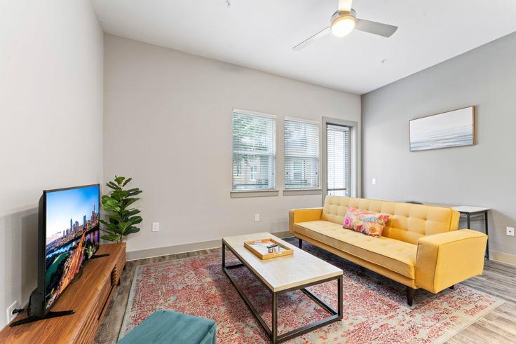 Salle de séjour élégante avec mobilier moderne dans un appartement à Building East Riverside Drive - vivant - 1462793 à Austin, Austin