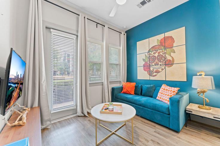 Sala de estar elegantemente projetada com móveis modernos em um apartamento no Building East Riverside Drive - vivant - 1462758 em Austin, Austin