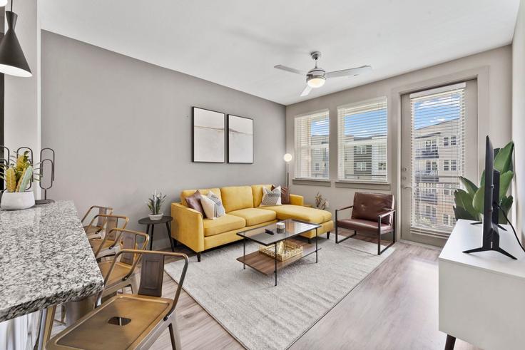 Building East Riverside Drive - vivant - 1462747 adresindeki bir dairede modern mobilyalarla zarif bir şekilde tasarlanmış oturma odası Austin, Austin