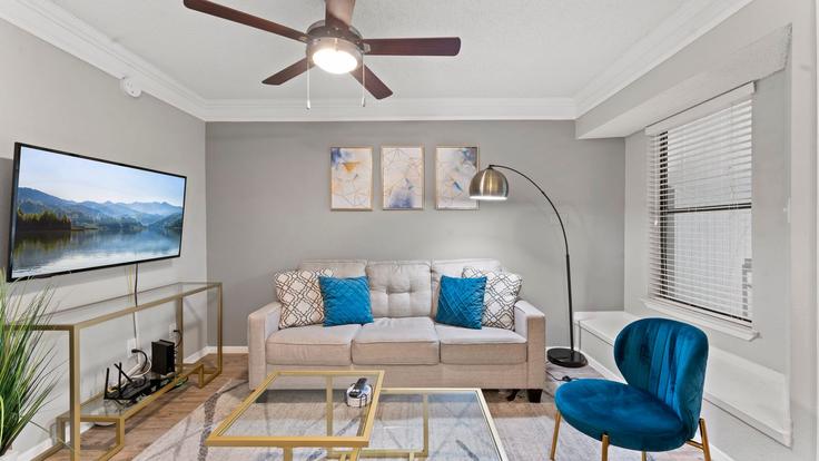 Elegantly designed living room with modern furnishings in an apartment at Building Capitol Court - vivant - 1462737 in Austin, Austin