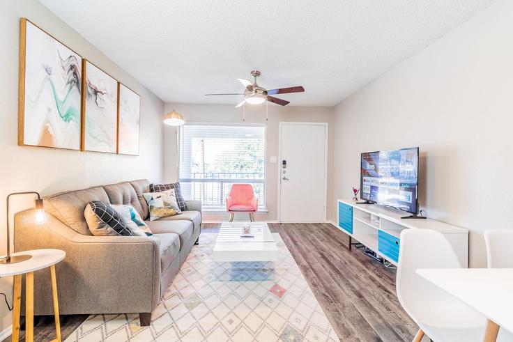 Austin, Austin에 위치한 Building South 1st Street - vivant - 1462750 유닛의 세련된 인테리어가 돋보이는 거실