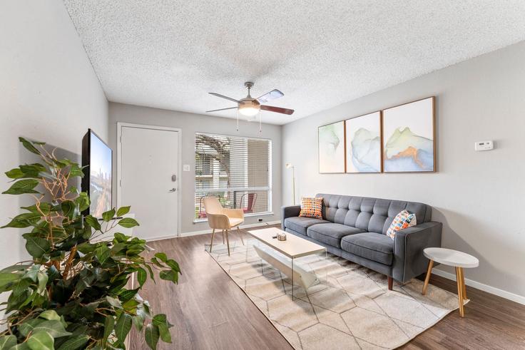 Austin, Austin에 위치한 Building South 1st Street - vivant - 1462807 유닛의 세련된 인테리어가 돋보이는 거실