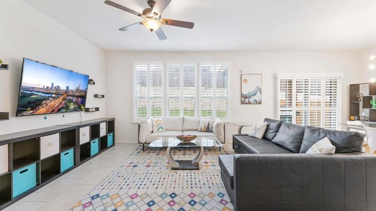 Salle de séjour élégante avec mobilier moderne dans un appartement à Building Altidore Drive - vivant - 1462736 à Austin, Austin