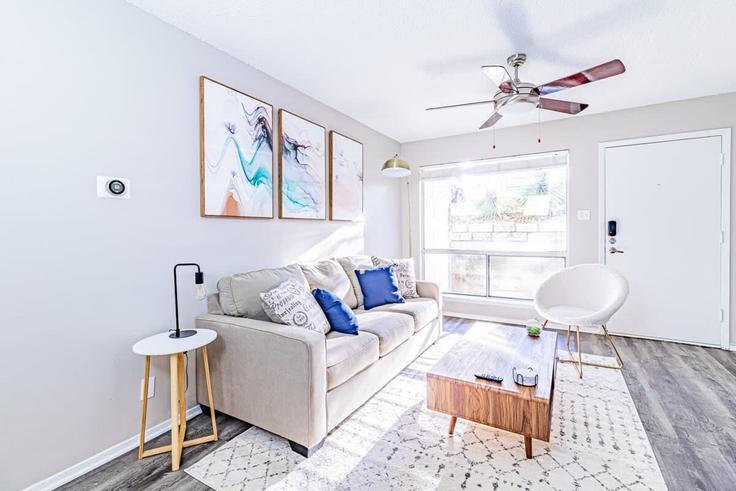 Austin, Austin에 위치한 Building South 1st Street - vivant - 1462819 유닛의 세련된 인테리어가 돋보이는 거실