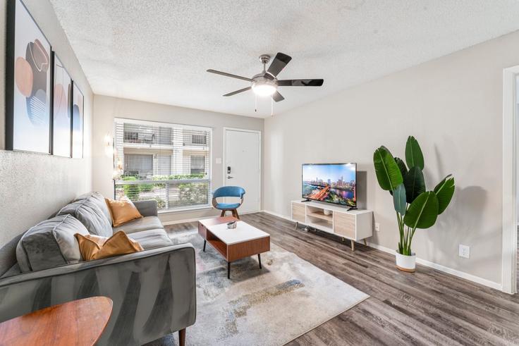 Austin, Austin에 위치한 Building South 1st Street - vivant - 1462738 유닛의 세련된 인테리어가 돋보이는 거실