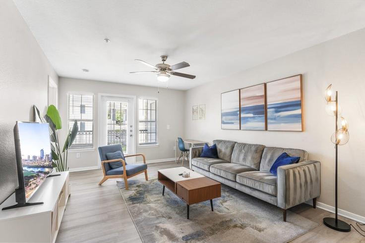 Elegantly designed living room with modern furnishings in an apartment at Building Crossing Place - vivant - 1462746 in Austin, Austin