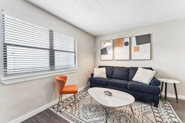 Austin AustinのBuilding Elmont Drive - vivant - 1462743のアパートメントにある、モダンな家具を備えたエレガントなデザインのリビングルーム