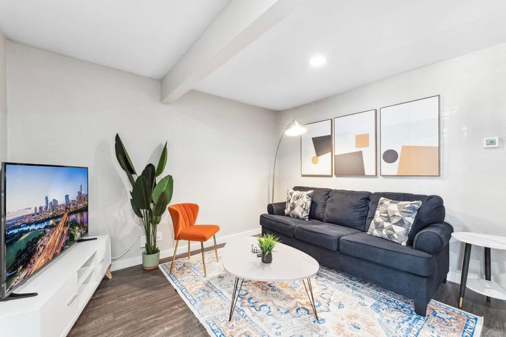 Austin AustinのBuilding Town Lake Circle - vivant - 1462787のアパートメントにある、モダンな家具を備えたエレガントなデザインのリビングルーム