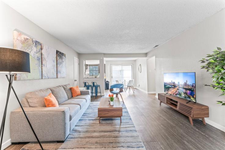 Austin AustinのBuilding Town Lake Circle - vivant - 1462799のアパートメントにある、モダンな家具を備えたエレガントなデザインのリビングルーム