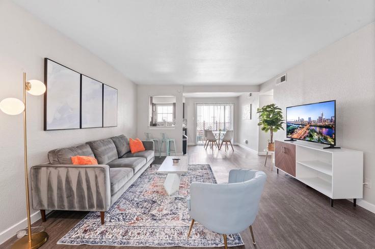 Austin AustinのBuilding Town Lake Circle - vivant - 1462800のアパートメントにある、モダンな家具を備えたエレガントなデザインのリビングルーム