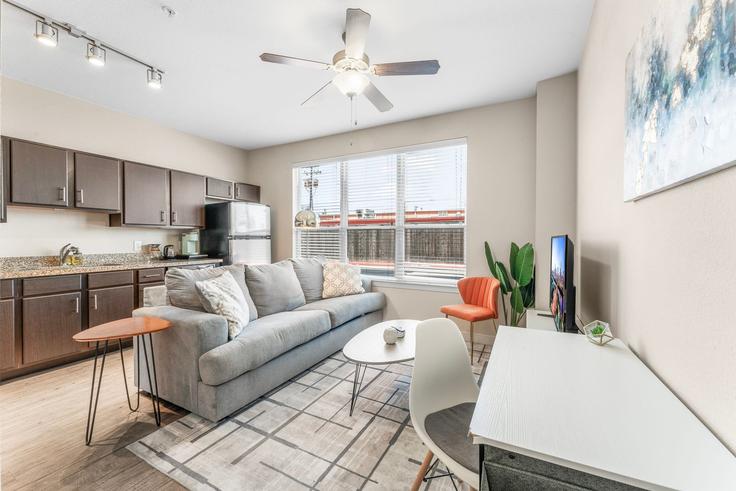 Salle de séjour élégante avec mobilier moderne dans un appartement à Building East Oltorf Street - vivant - 1462812 à Austin, Austin Salle de séjour élégante avec mobilier moderne dans un appartement à Building East Oltorf Street - vivant - 1462812 à Austin, Austin