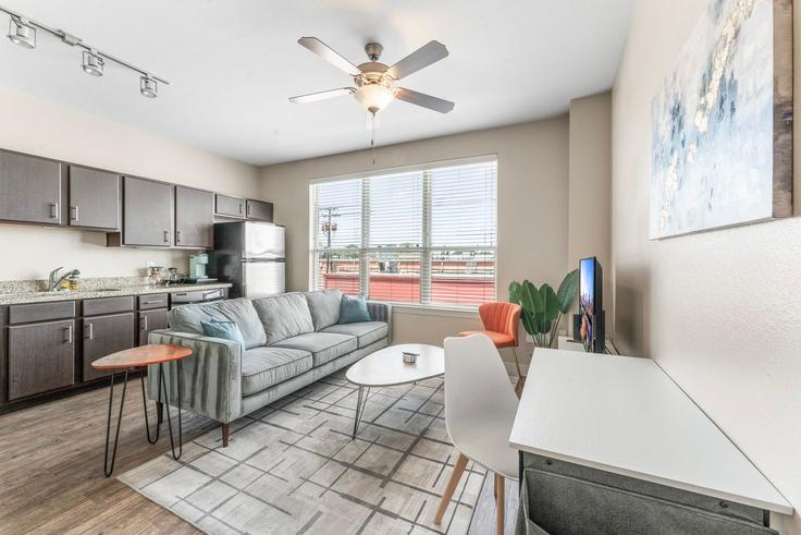 Austin, Austin에 위치한 Building East Oltorf Street - vivant - 1462813 유닛의 세련된 인테리어가 돋보이는 거실 Austin, Austin에 위치한 Building East Oltorf Street - vivant - 1462813 유닛의 세련된 인테리어가 돋보이는 거실