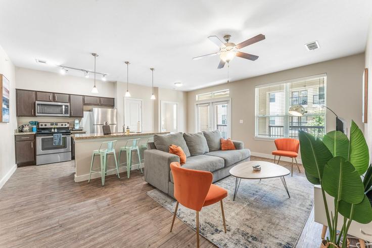 Austin, Austin에 위치한 Building East Oltorf Street - vivant - 1462794 유닛의 세련된 인테리어가 돋보이는 거실 Austin, Austin에 위치한 Building East Oltorf Street - vivant - 1462794 유닛의 세련된 인테리어가 돋보이는 거실